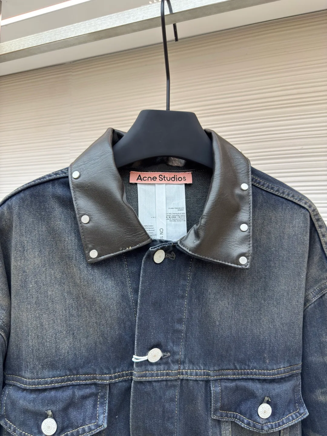 Acne Studios embroidered denim jacket ●Authentic product: Purchased and developed for 8500 ●Item No.: 1680047-B80 ●Material: densely woven cotton denim fabric ●Technology: embroidery production ●Version: Fitted version ●Weight: about 1020 ●Size: S-M-L-XL ●Description: Customized densely woven cotton denim material with excellent texture and comfortable skin fit. Use gradient fried blue as the base tone, natural and layered It is the ultimate display of retro aesthetics. The collar leather has been sublimated, and studs are inlaid at random around the collar. It has received a new interpretation. Acne Studios' light or dark stitches are jumping and intertwined on the sleeves. It is a miniature presentation of the brand spirit. It breaks the monotony and rigidity of traditional denim jackets. It interprets with a unique design and has become the new favorite of retro fashion. It uses imported machine embroidery technology and uses advanced computer control systems and precision mechanical components. AcneStudios embroidery operations have high precision. The lines are smooth and delicate. Multiple sand-rubbers are used to rub the specific parts with a high-pressure spray gun to achieve a local gradient effect. Then, a unique texture pattern is created through frosting technology. The workmanship is extremely complex, time-consuming and labor-intensive. The overall wiring is straight and delicate, the fabric is comfortable and soft, and the color is consistent without color difference. It can be matched with the same style to create a fashionable look and control various occasions. Customized accessories, complete with three standards, same style for men and women!